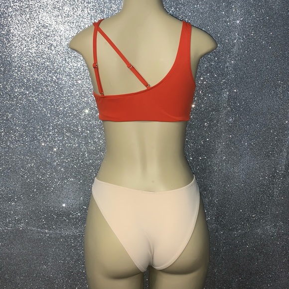 Bikini - Picture 2 of 3